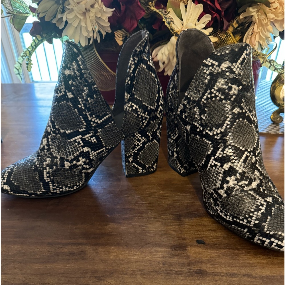 Unbranded Sz 8 Snakeskin Look Booties EUC😊😊